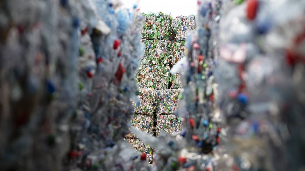 Muovipulloja kierrätysasemalla Sveitsissä.