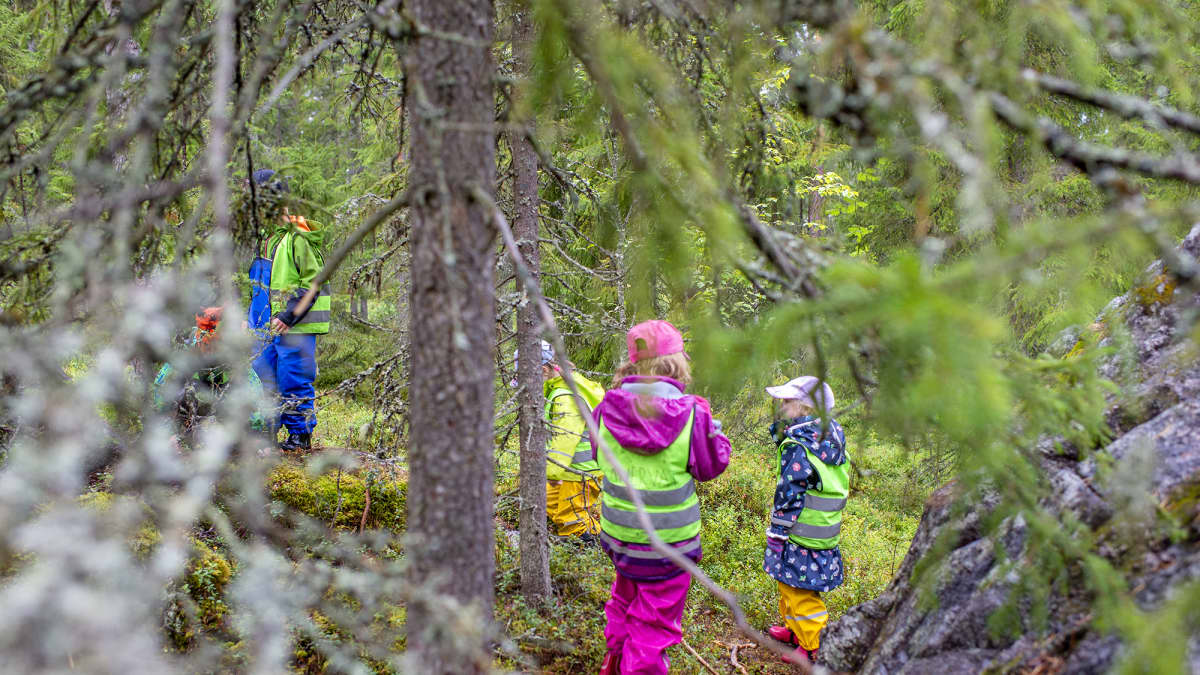 Lapset leikkivät metsässä.