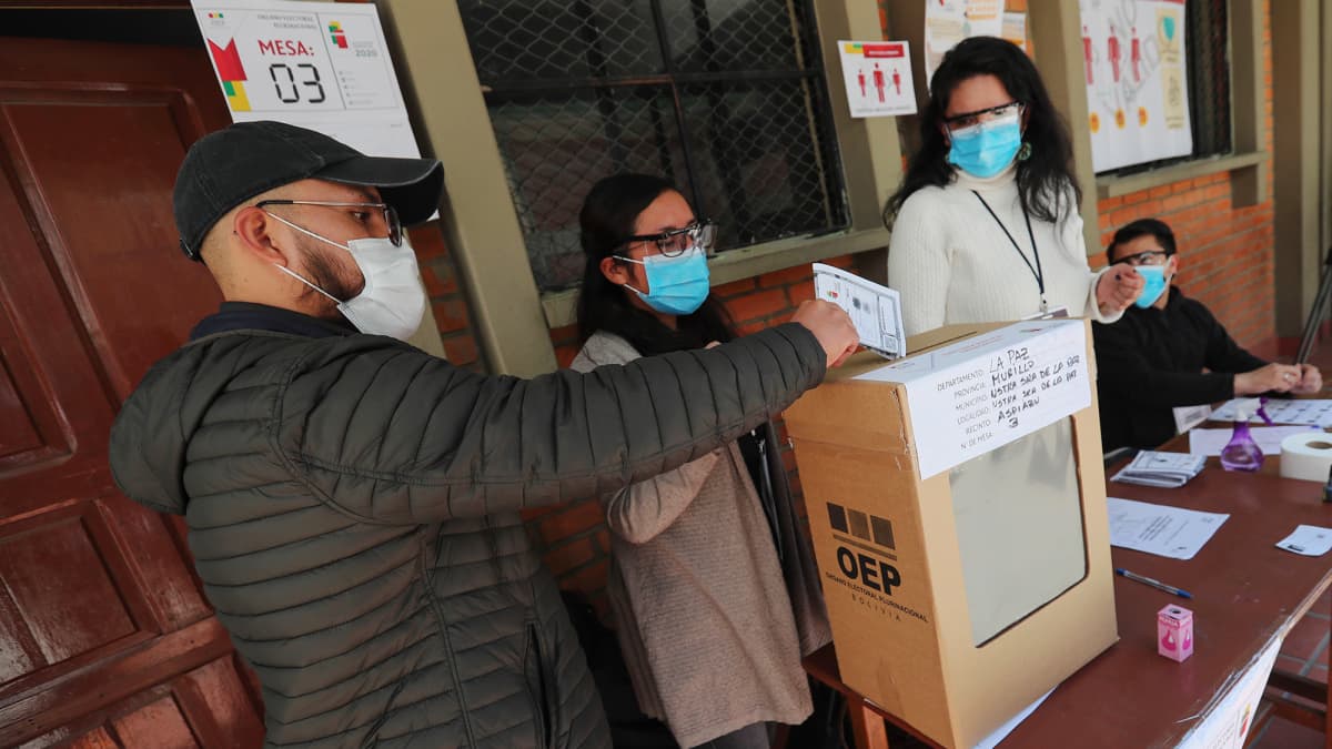 Kuvassa bolivialaiset äänestävät 9. lokakuuta.