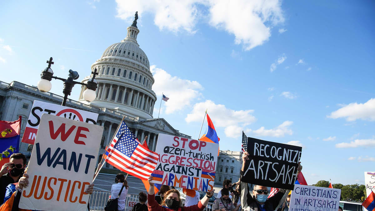 Armenialaistaustaisia mielenosoittajia Washingtonissa.