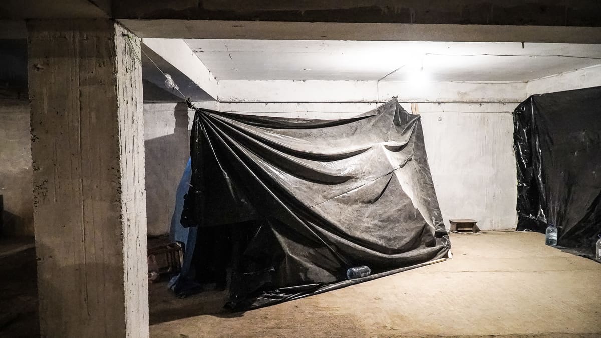 Pommisuojassa, kerrostalon autotallissa, sairastuneet on eristetty muoveilla. Vuoristo-Karabahin asukkaat viettävät yönsä ahtaissa pommisuojissa.