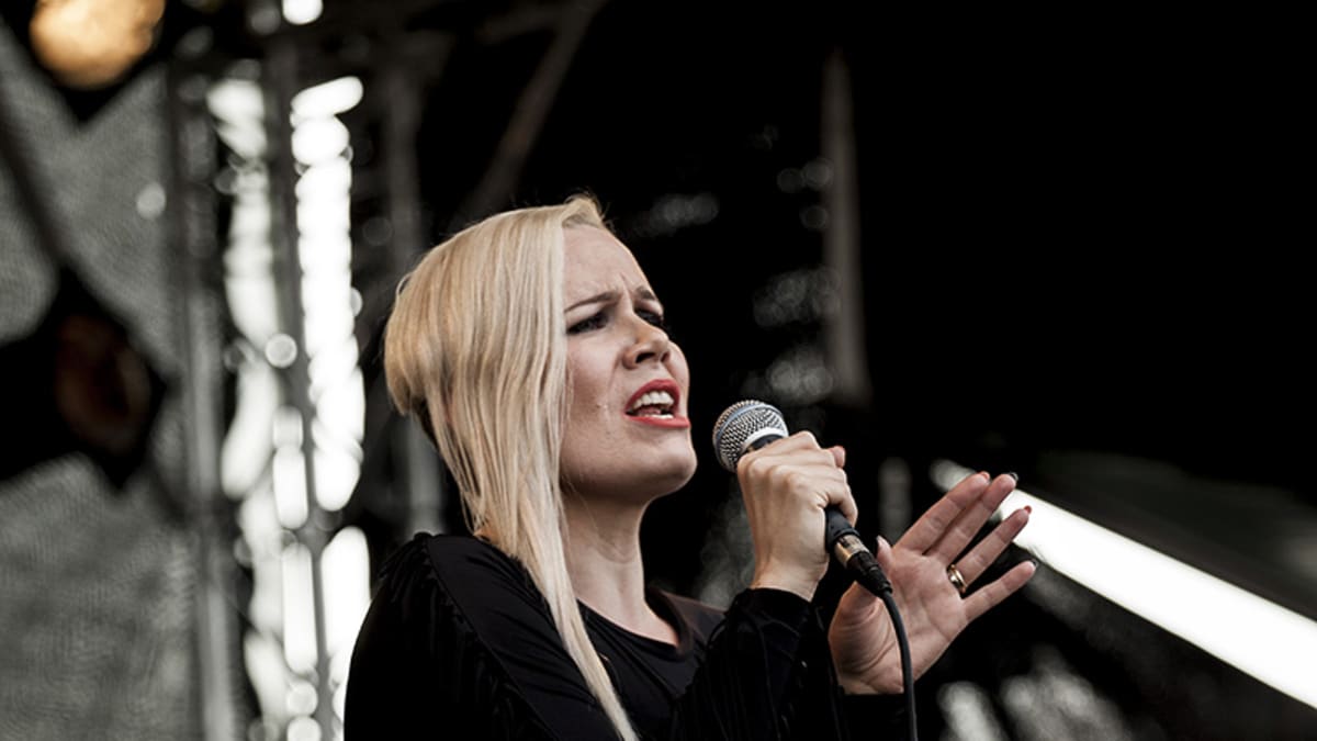 Jonna Christensen laulaa keikalla.