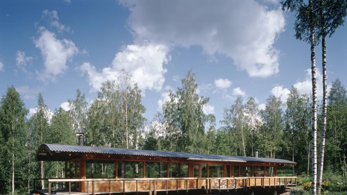 Jukka Siren suunnitteli vuonna 2001 Karkkuun valmistuneen Puente Soivio -huvilan. Se kurottuu siltamaisena rakennuksena puron yli, joka myöhemmin padottiin lammeksi.