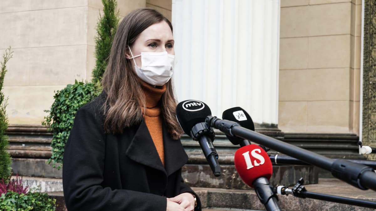 Sanna Marin Säätytalon portailla 23. lokakuuta.