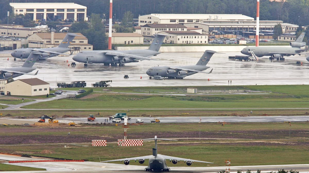 Yhdysvaltain ilmavoimien kuljetuskoneita Rammstainin lentotukikohdassa.