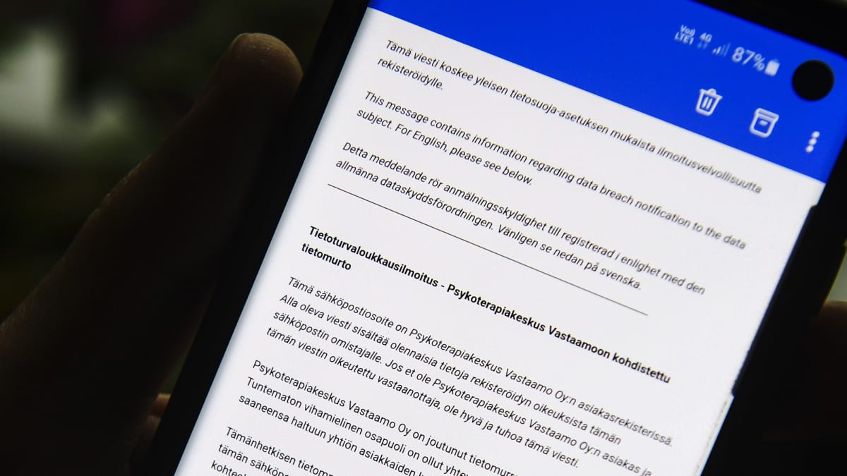 Sähköpostitse Psykoterapiakeskus Vastaamosta lähetetty tietoturvaloukkausilmoitus puhelimen näytöllä Helsingissä 22. lokakuuta 2020.