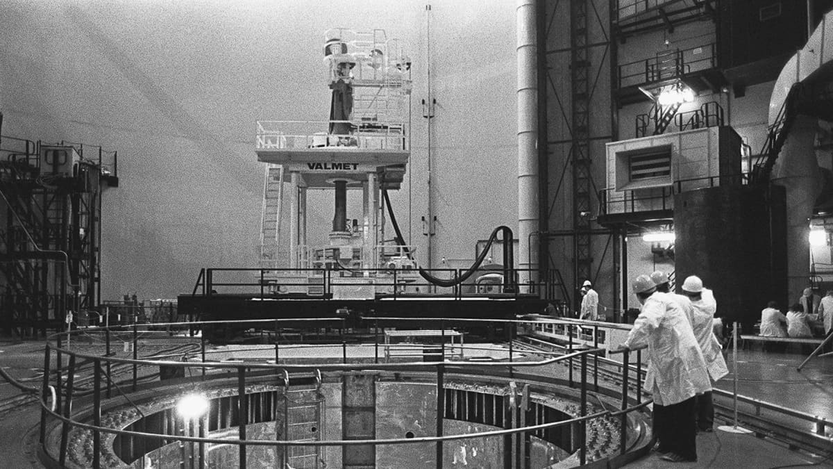 Loviisan ydinvoimalan reaktorihalli kuvattuna vuonna 1976.