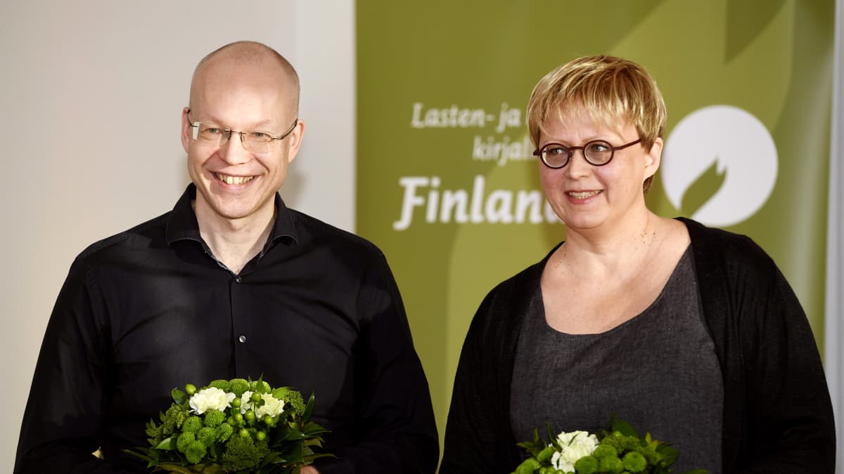 Aino Havukainen ja Sami Toivonen lasten- ja nuortenkirjallisuuden Finlandia-palkinnon ehdokkaiden julkistustilaisuudessa Helsingissä.