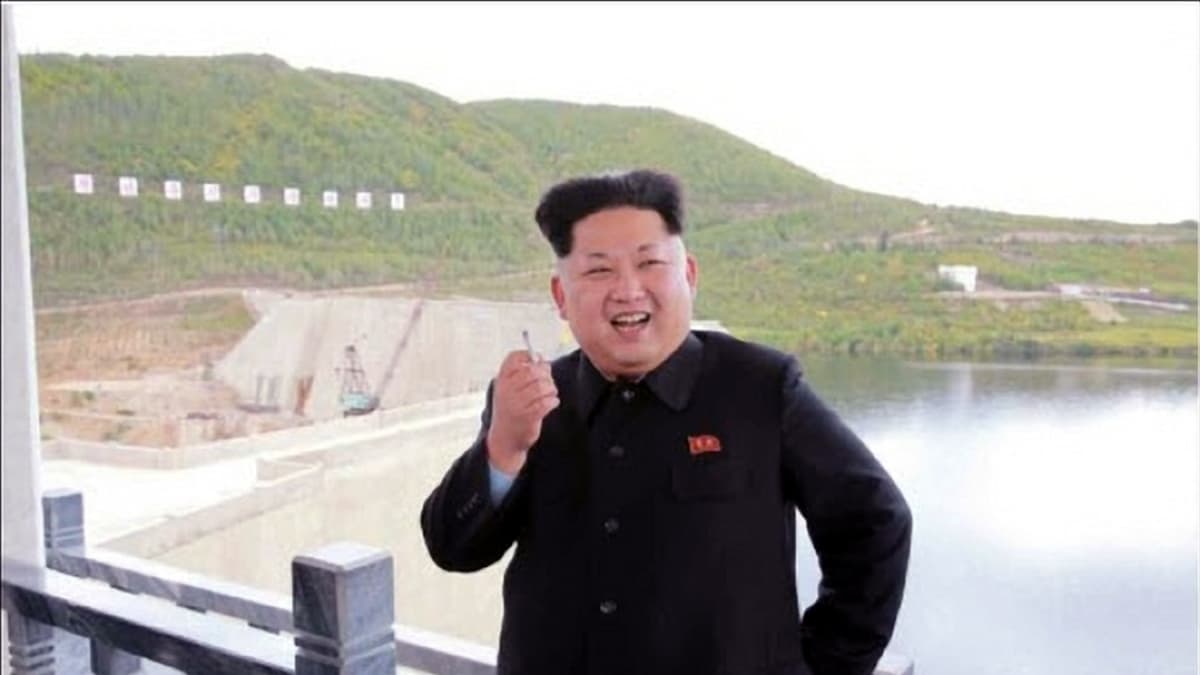 Kim Jong-un tupakan kanssa
