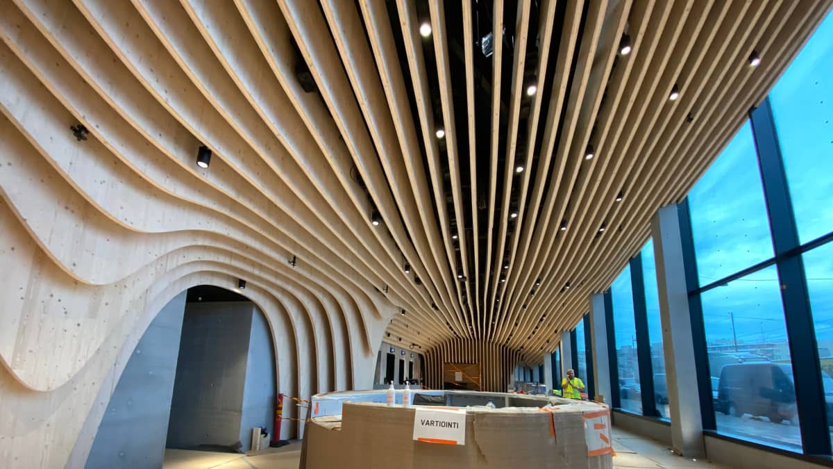 Helsingin Jätkäsaaressa sijaitsevan puurakenteisen toimistotalon aulassa on myös näyttävästi puuta esillä.