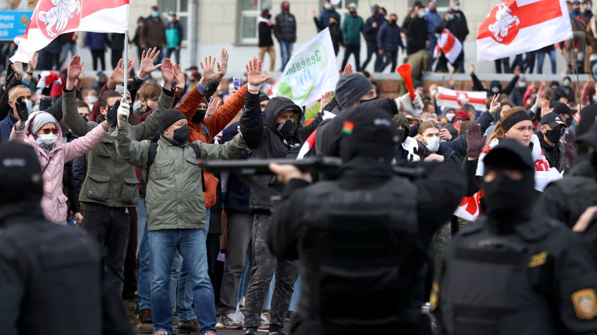 Valko-Venäjän turvallisuuskoneisto on vastannut kovin ottein mielenosoittajien marsseihin. 
