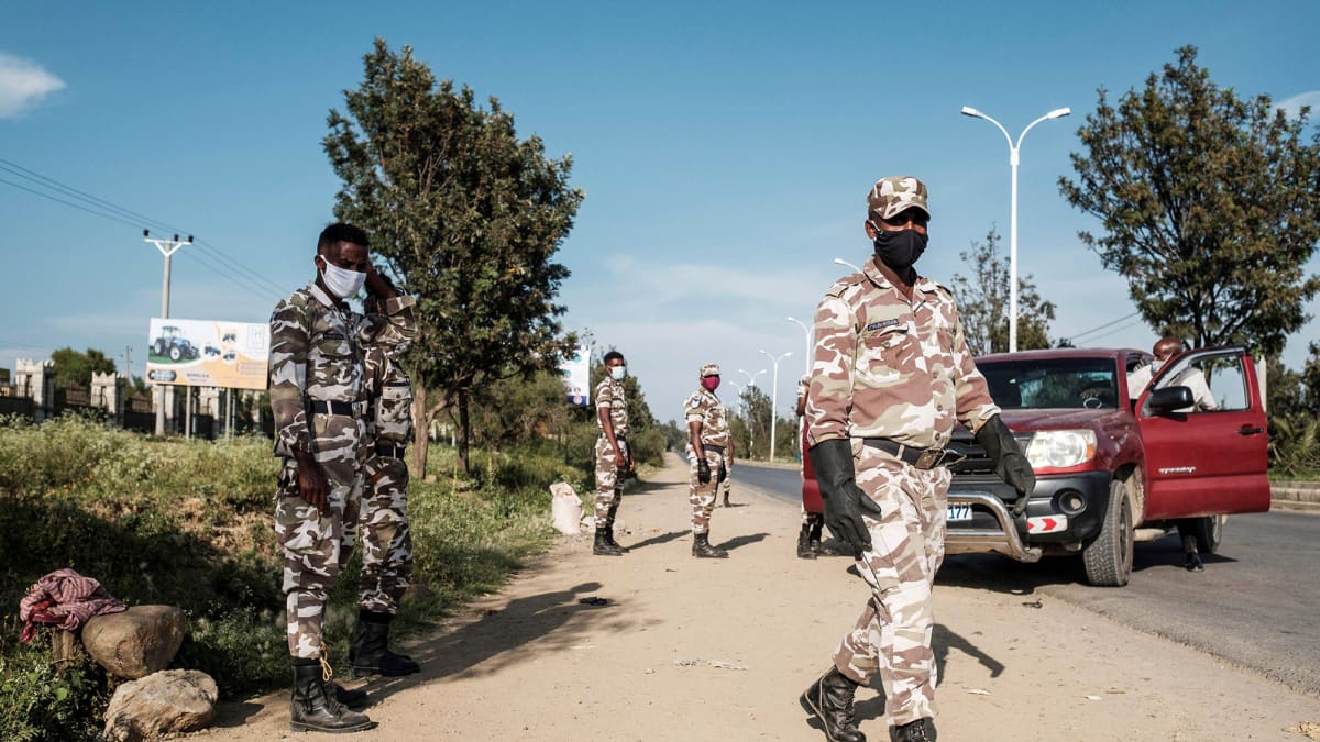 Tigrayn poliisi tarkastuspisteellä Etiopian pohjois-osassa Tigrayn alueella. 