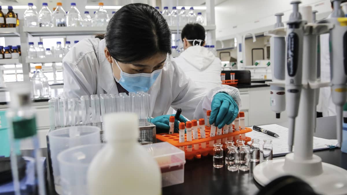 Rokotteen kehitystyötä kiinalaisen Sinovac Biotechin laboratoriossa Pekingissä.