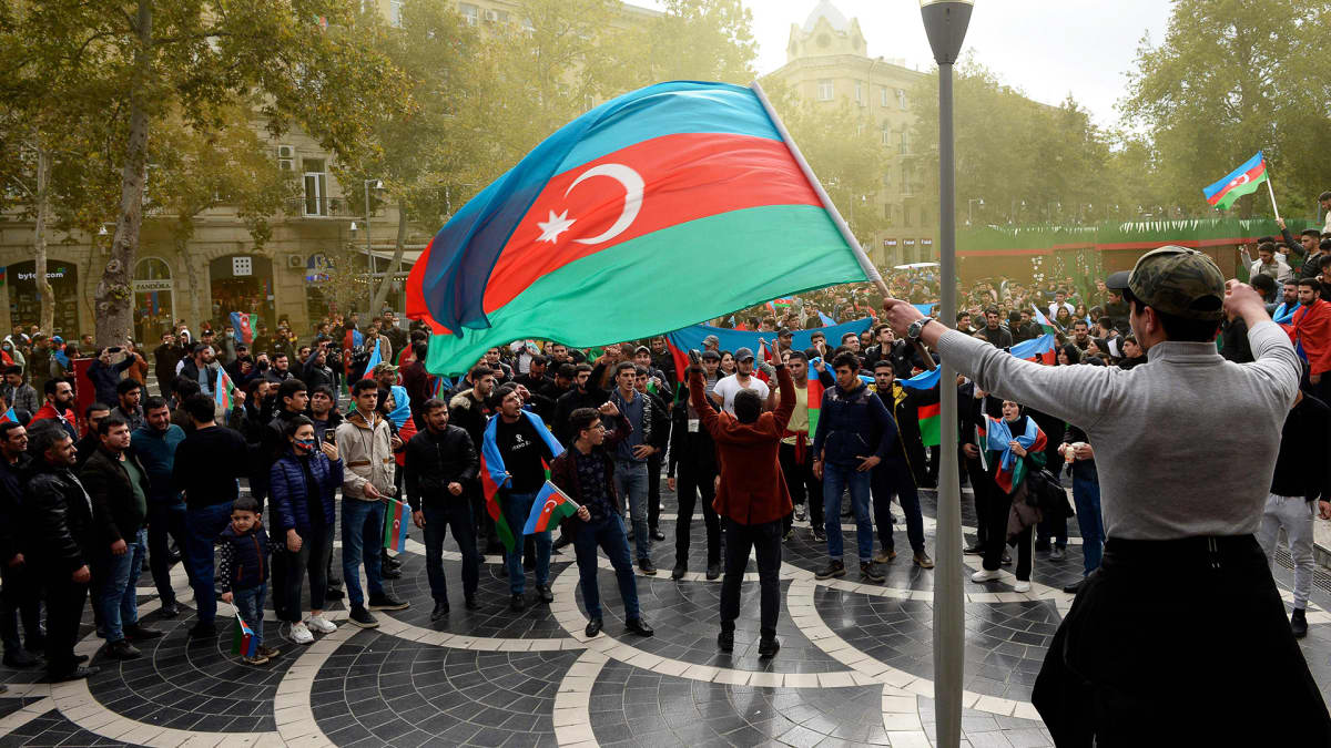 Azerbaidzanilaiset juhlivat tulitaukoa voittonaan Bakun kaduilla.