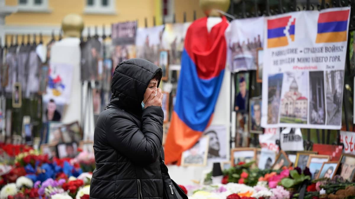 Armenian Moskovan suurlähetystön aidalle on tuotu kukkia ja kuvia kaatuneista sotilaista.