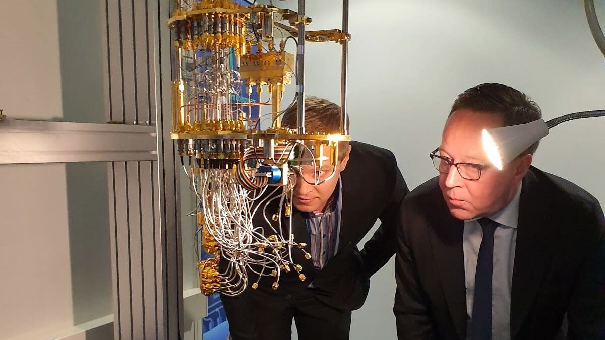 Professori Mikko Möttönen ja elinkeinoministeri Mika Lintilä katselevat kvanttitietokoneen komponentteja vierailulla IQM:n laboratoriossa tammikuussa.