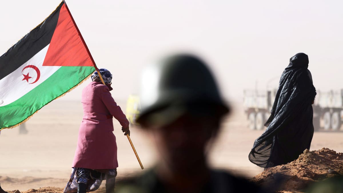 Sahrawi-kansaan kuuluva nainen kantaa Polisarion lippua vuonna 2016.