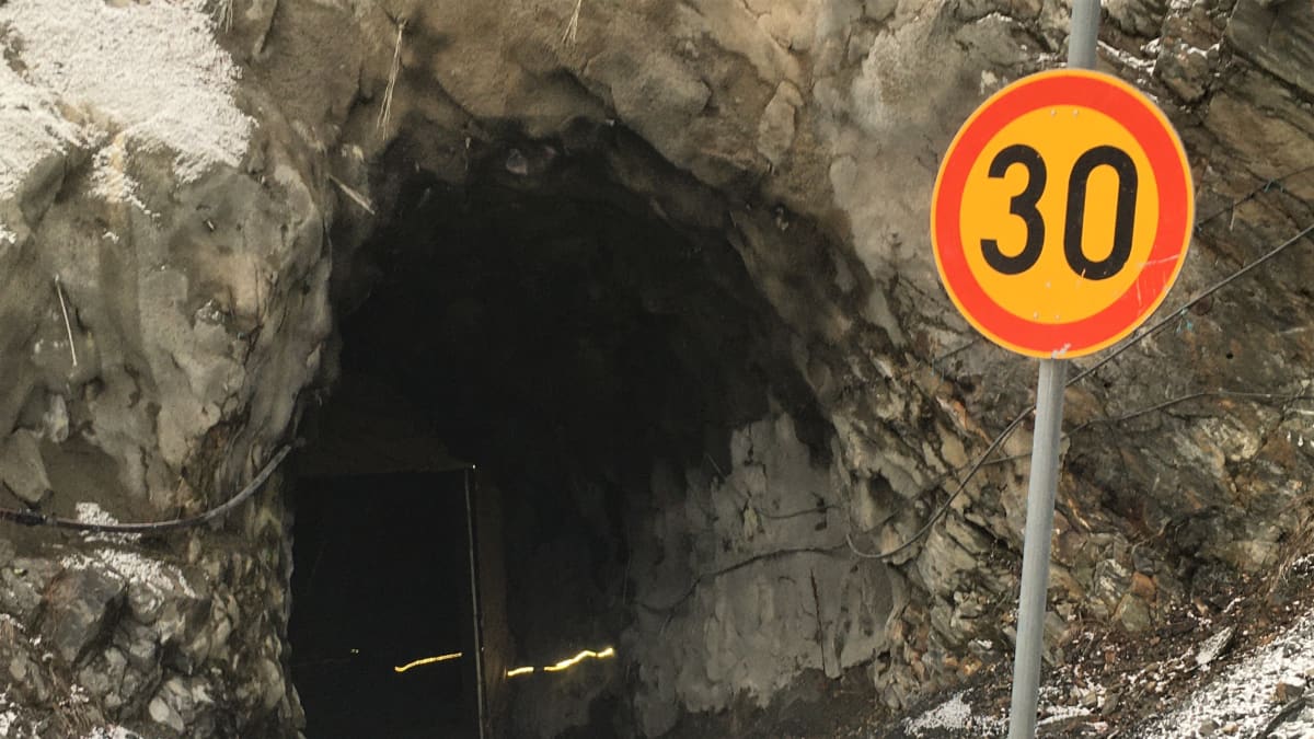 Pampalon kultakaivokseen uumeniin johtavan tunnelin suuaukko Ilomantsin Hattuvaarassa.