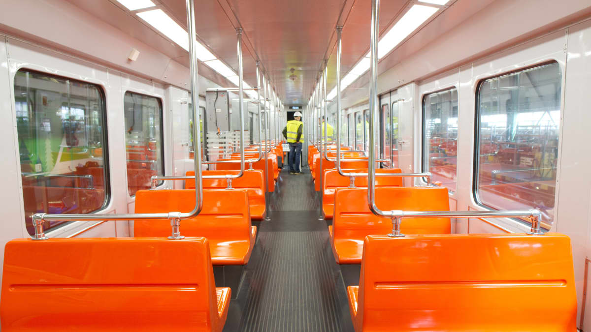 Peruskorjatun M100-sarjan metrojunan sisätilat näyttävät nyt tällaiselta.