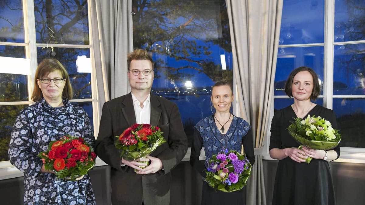 Tietokirjallisuuden Finlandian voittaneet Seija-Leena Nevala (vas.) ja Marko Tikka, kaunokirjallisuuden Finlandian voittanut Anni Kytömäki sekä lasten- ja nuortenkirjallisuuden Finlandian voittanut Anja Portin Helsingissä 25. marraskuuta 2020.