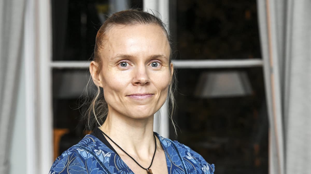 Kaunokirjallisuuden Finlandian voittanut Anni Kytömäki teoksella Margarita Helsingissä 25. marraskuuta 2020. 