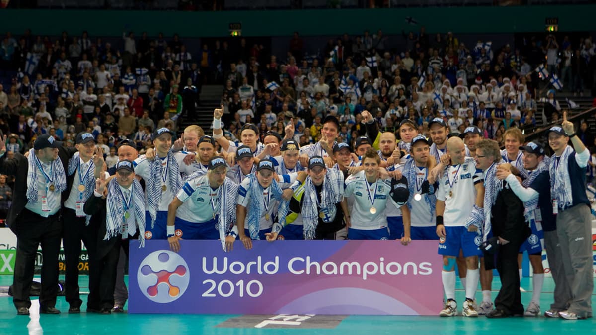 Suomi voitti miesten salibandykultaa kotikisoissa 2010.
