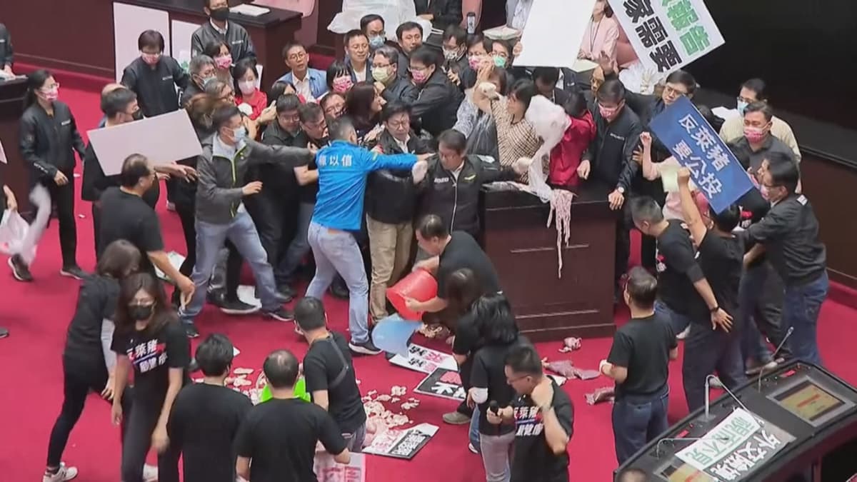 Kuvassa kansanedustajia kahakoimassa Taiwanin parlamentissa. 