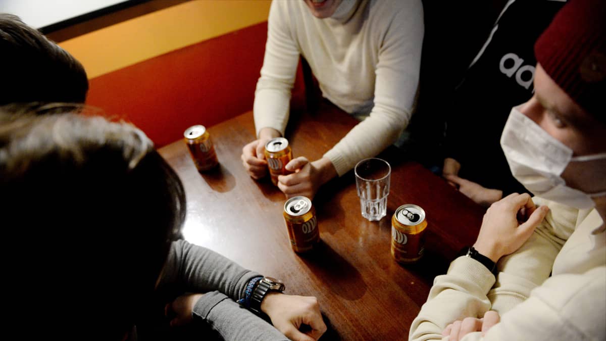 Nuoria miehiä oluella baarissa.