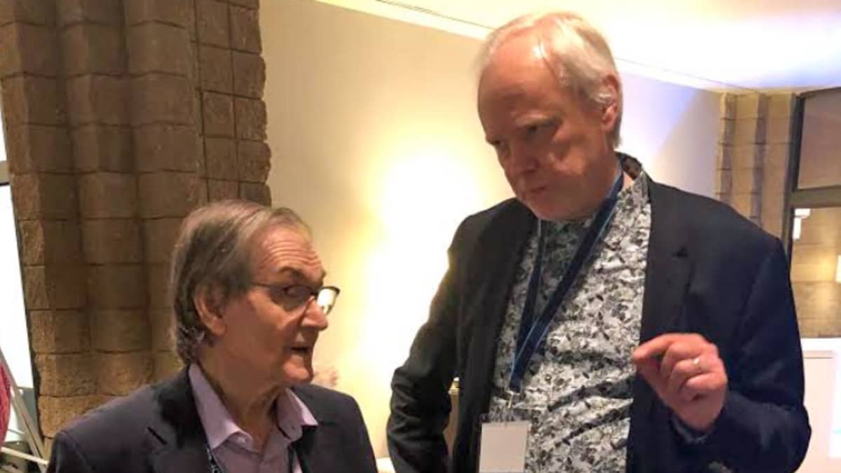 Roger Penrose ja Paavo Pylkkänen  keskustelemassa.