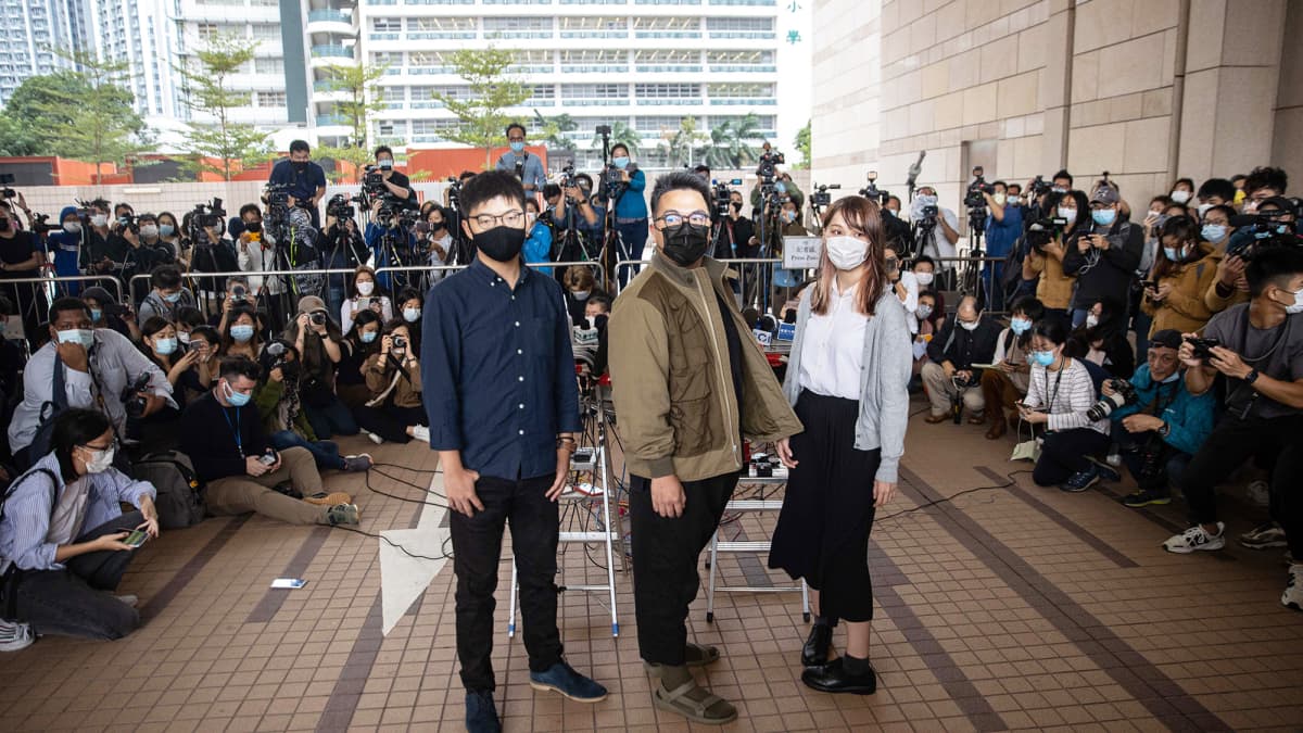 Joshua Wong Chi-fung, Ivan Lam Long Ying ja Agnes Chow Ting oikeustalon edustalla Hongkongissa.