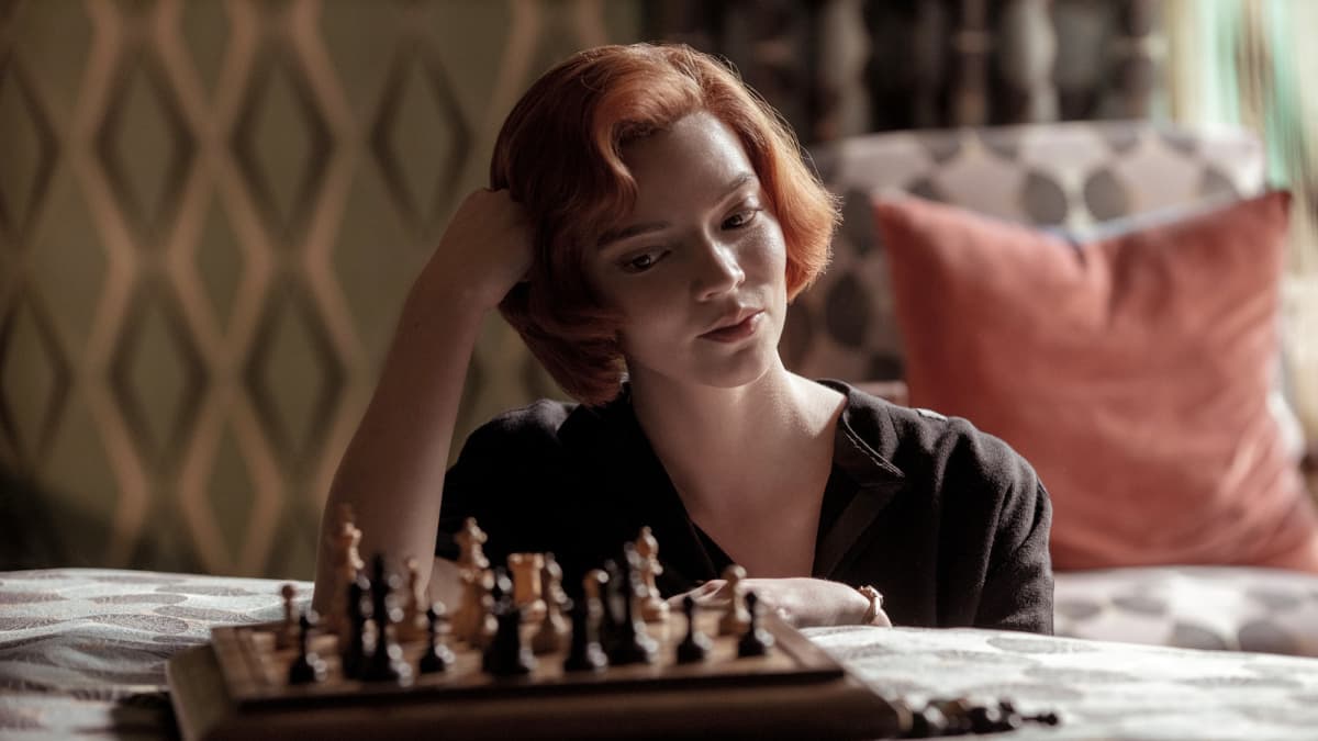 THE QUEEN’S GAMBIT tv-sarja ja päähenkilö, näyttelijä Anya Taylor-Joy.