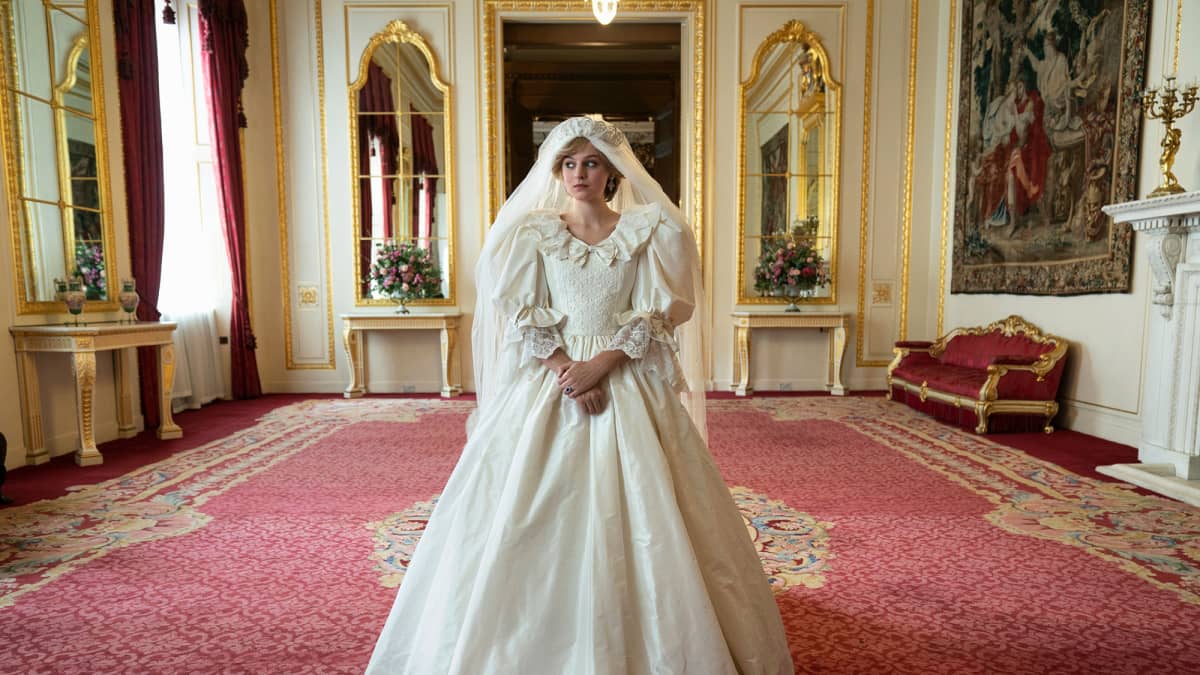 TV-sarjasta THE CROWN ja näyttelijä Emma Corrin näyttelee Diana Princess of Wales.