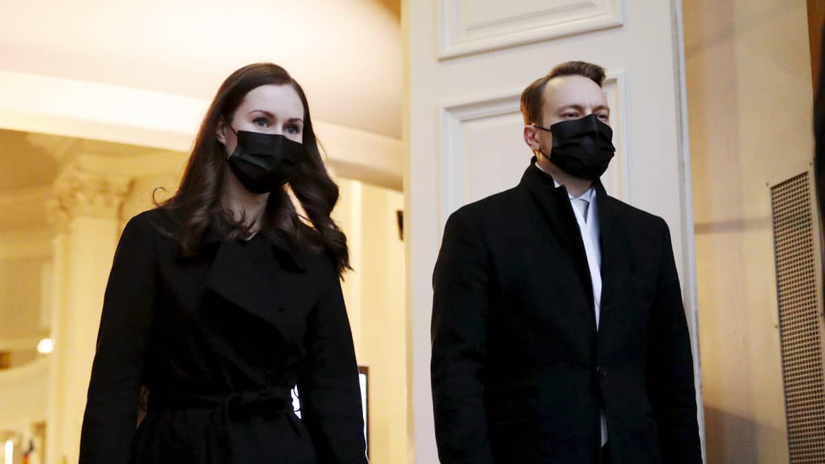 Pääministeri Sanna Marin ja puoliso Markus Räikkönen poistumassa Helsingin tuomiokirkosta itsenäisyyspäivänä Helsingissä 6. joulukuuta.
