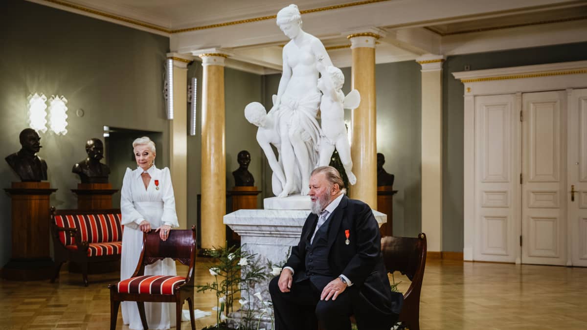 Näyttelijät Seela Sella (vas.) ja Esko Salminen esiintymässä Presidentinlinnan Atriumissa itsenäisyyspäivän juhlassa.