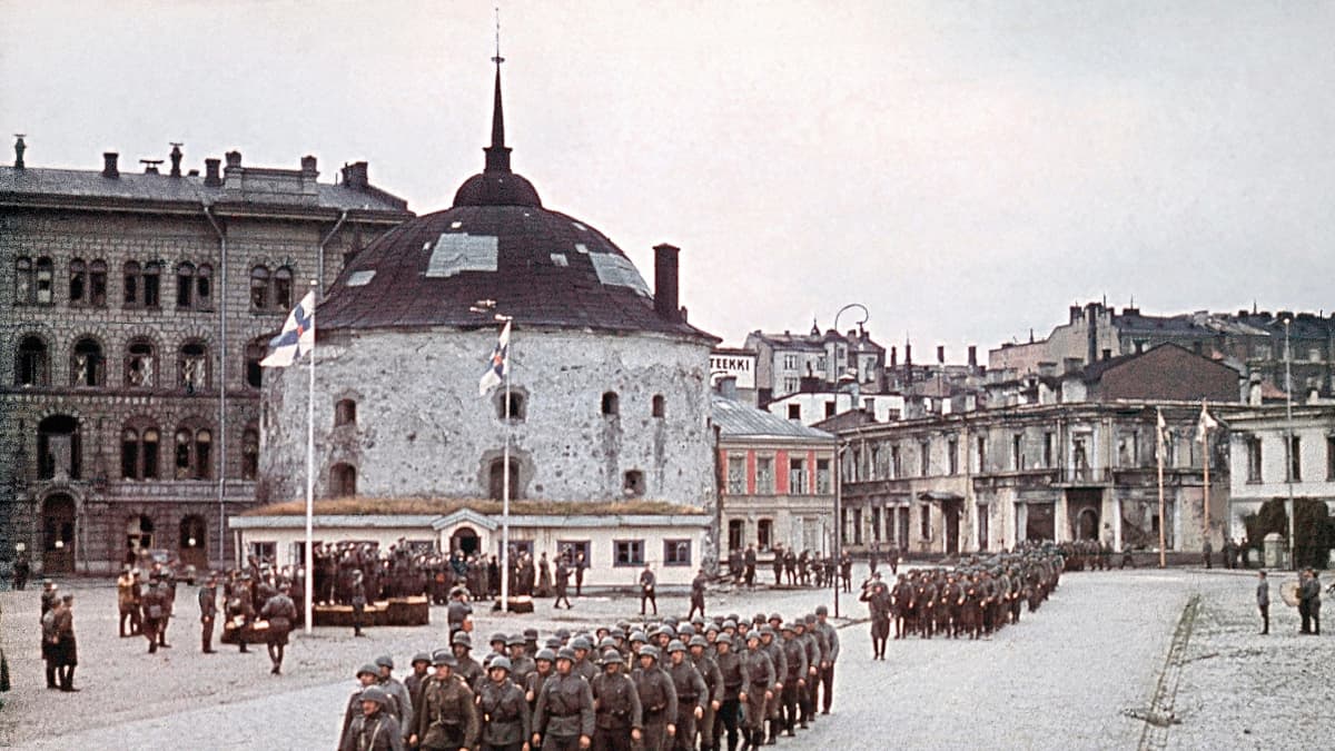 Viipurin valtauksen kunniaksi järjestetty paraati Pyöreän tornin edustalla.
Viipuri 1941.08.31