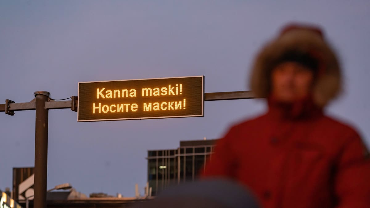 Käytä maskia, sanoo kyltti Tallinnassa joulukuun alussa.