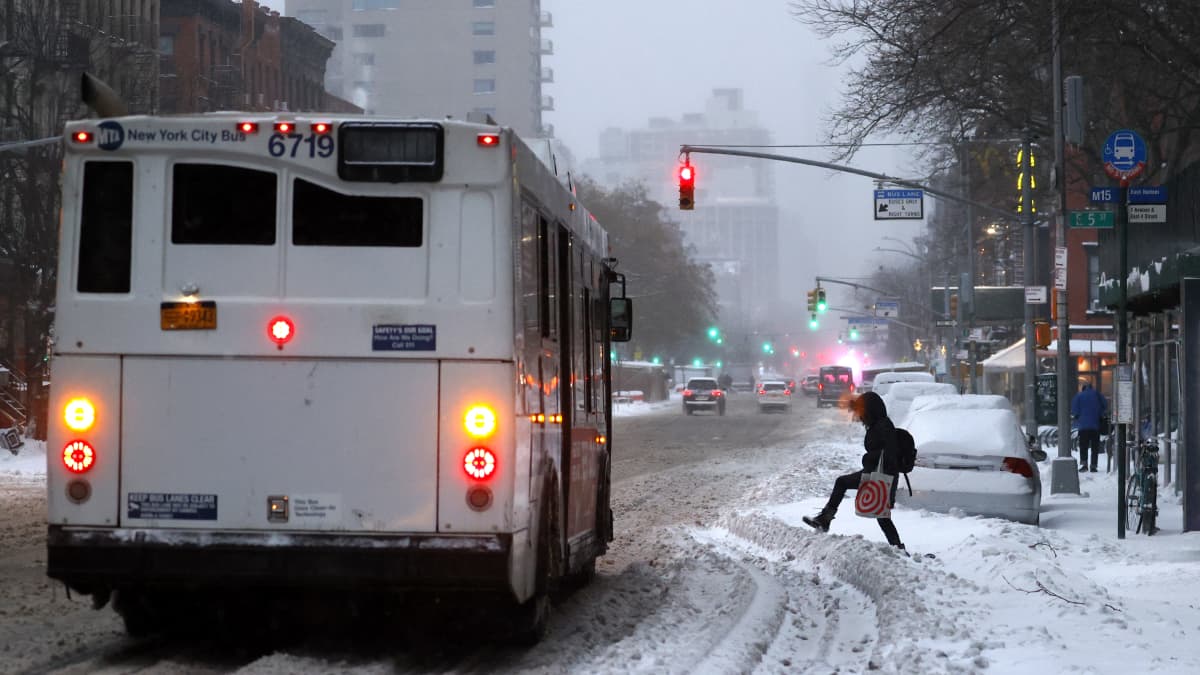 Nainen pyrkii bussiin sohjossa New Yorkissa.