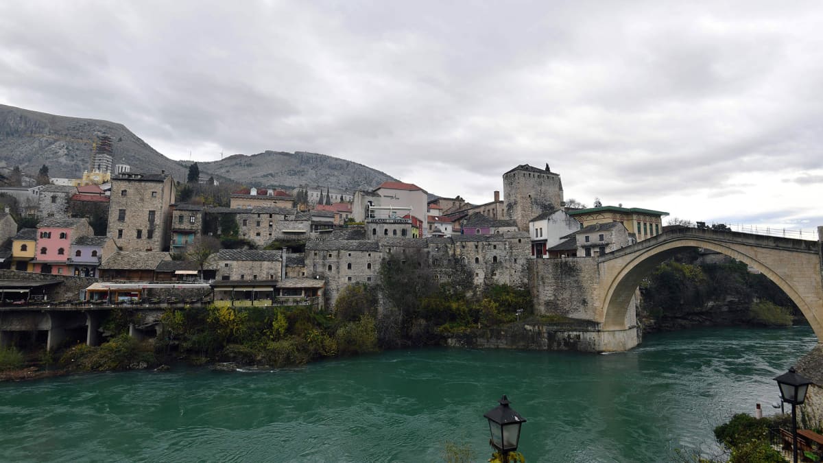 Kuva Mostarin kaupungista Bosniasta.
