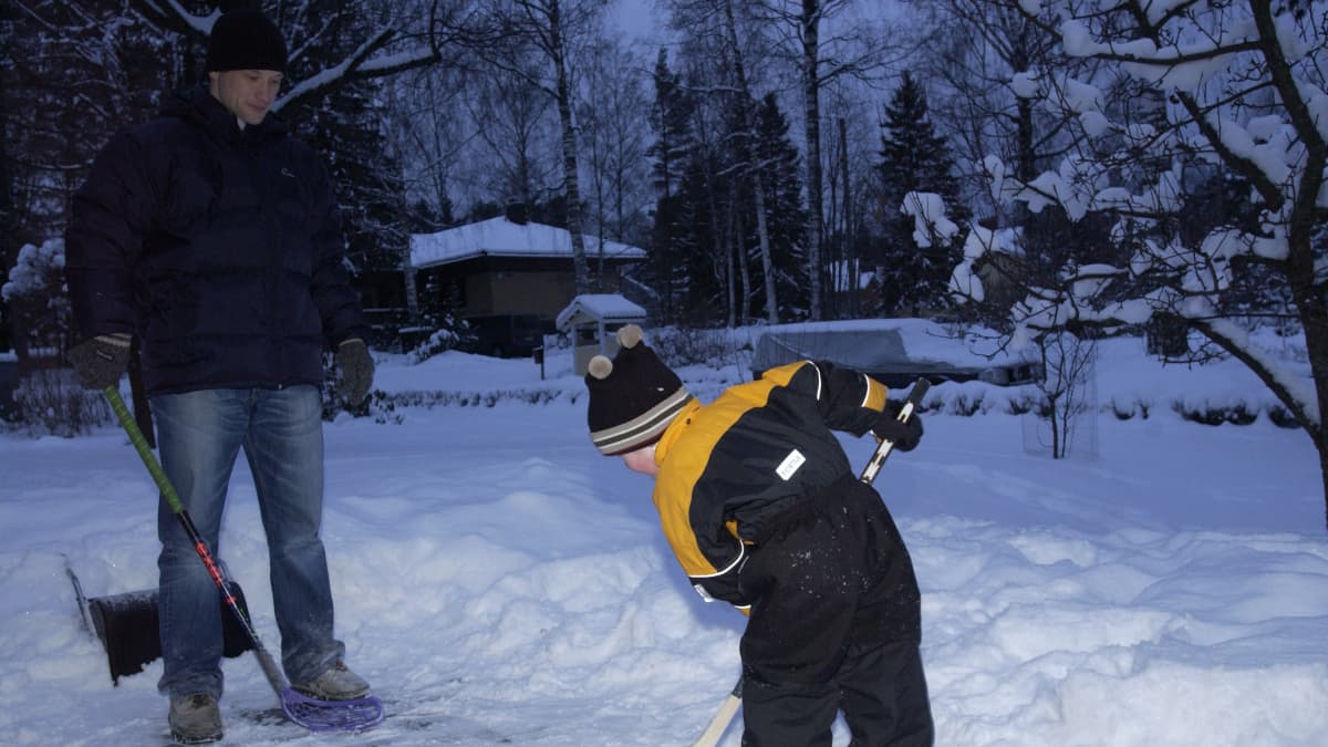 Timo Pärssinen pelaamassa pihapelejä poikansa Juuson kanssa omalla takapihalla vuonna 2004. 