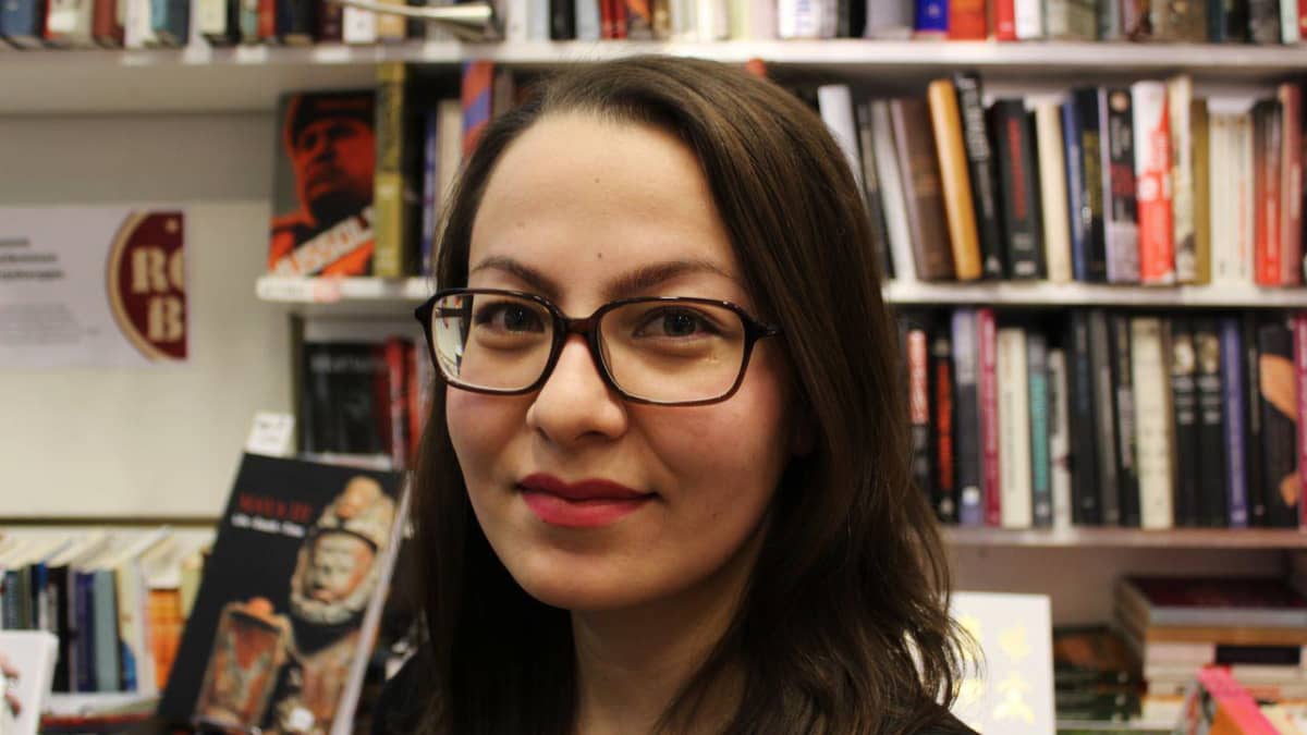 Mariko Sato työhuoneessa.