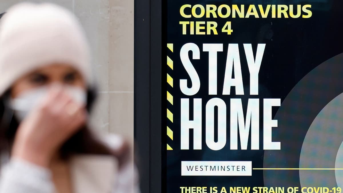 Koronaviruksesta kertova kyltti Lontoossa.