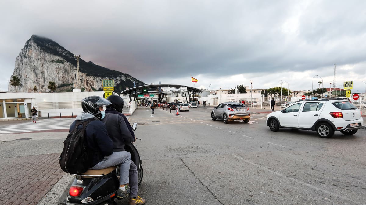 Useita ajoneuvoja odottaa Gibraltarin rajalla.