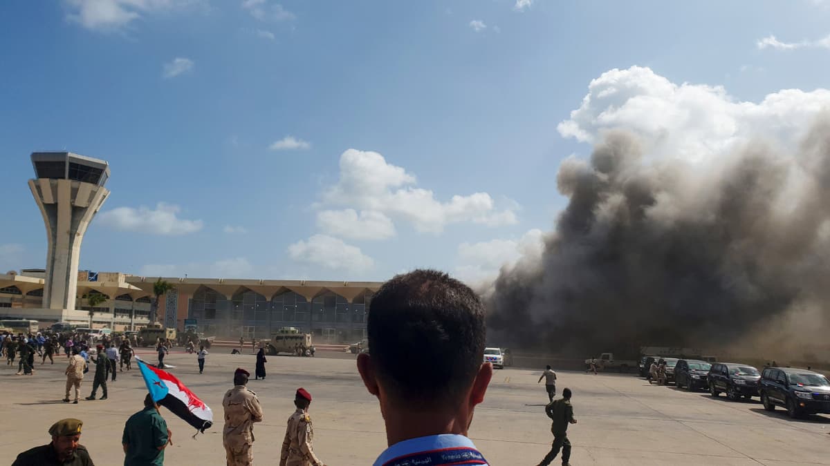 Savu nousee Adenin lentokentältä Jemenissä.