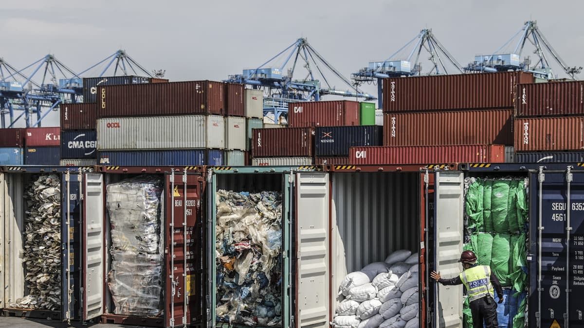 Malesialaiset poliisit tarkastavat satamassa kontteja jotka ovat täynnä muovijätettä Australiasta, Amerikasta, Saudi-Arabiasta, Japanista, Espanjasta ja Bangladeshistä.