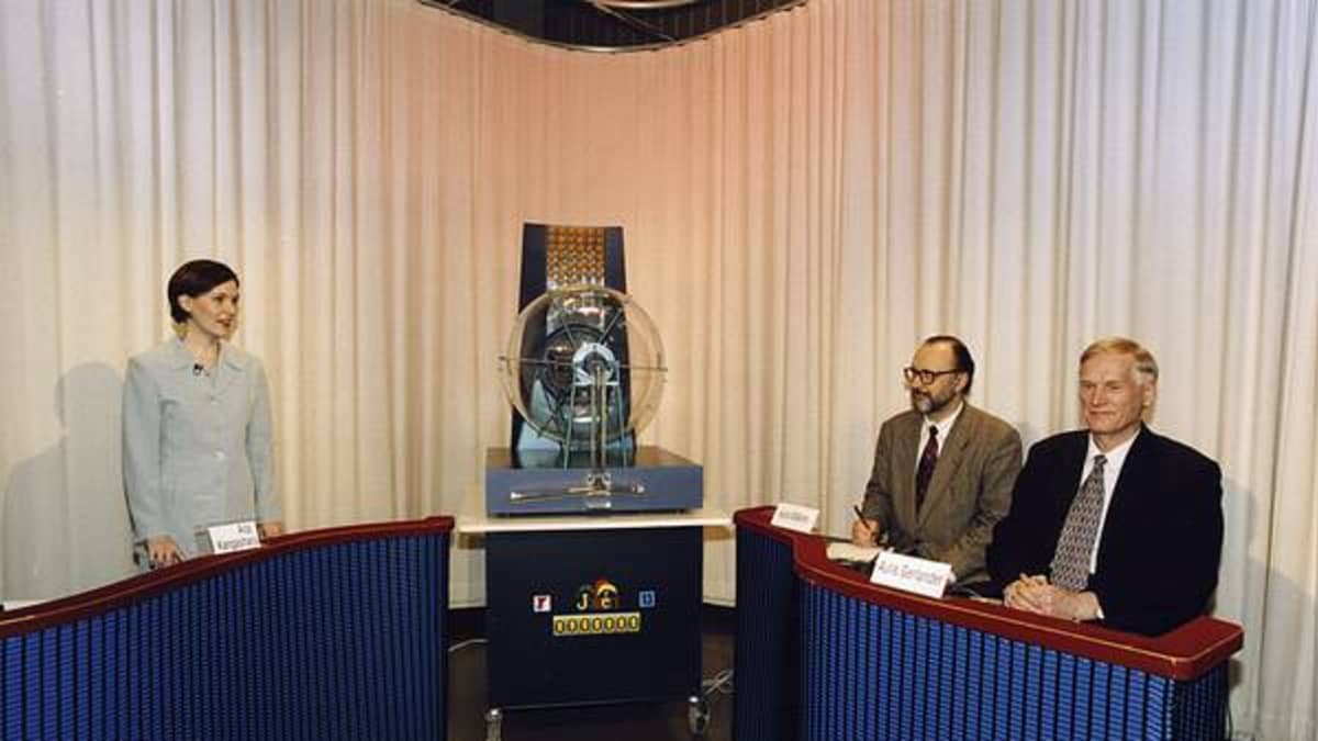 Virallinen valvoja Aulis Gerlander lottostudiossa vuonna 1999.