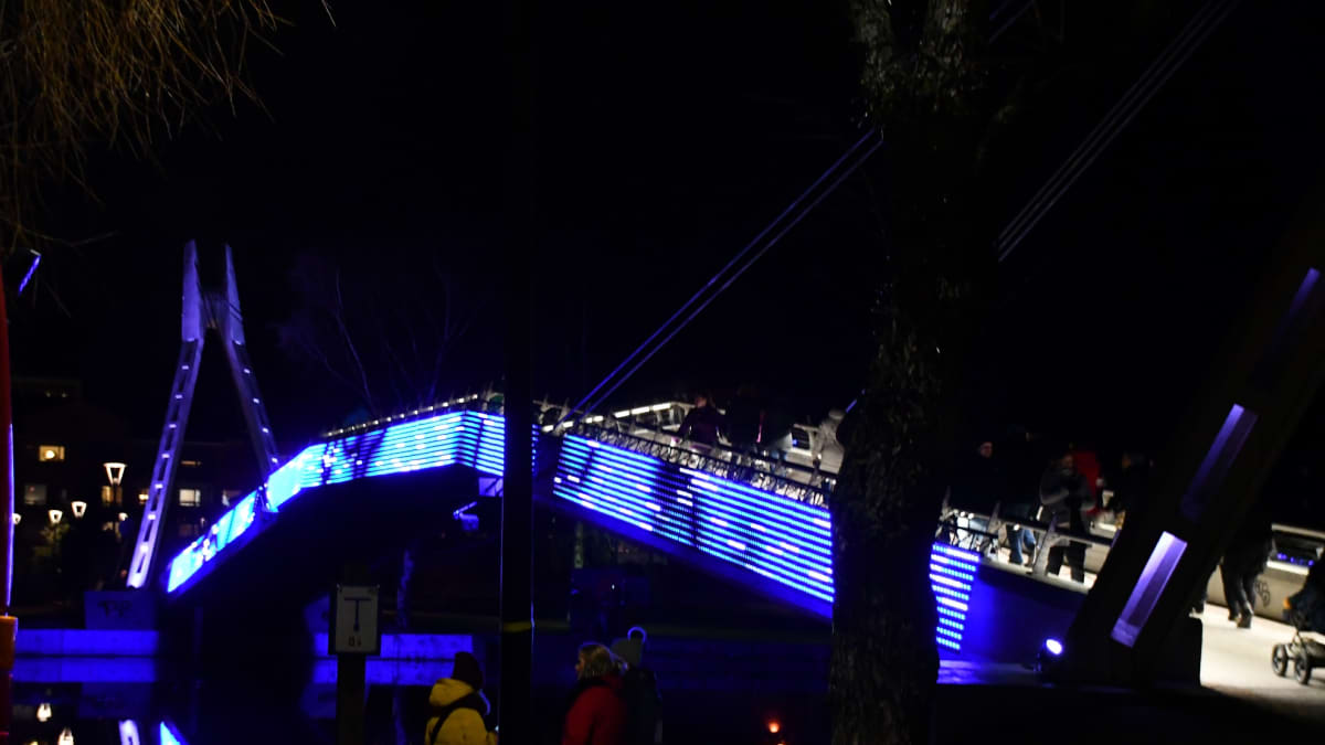 Uudenvuodenaattona Porvoonjoen ylittävän kävelysillan valot näkyvät puoleen yöhön saakka, muulloin iltakymmeneen.