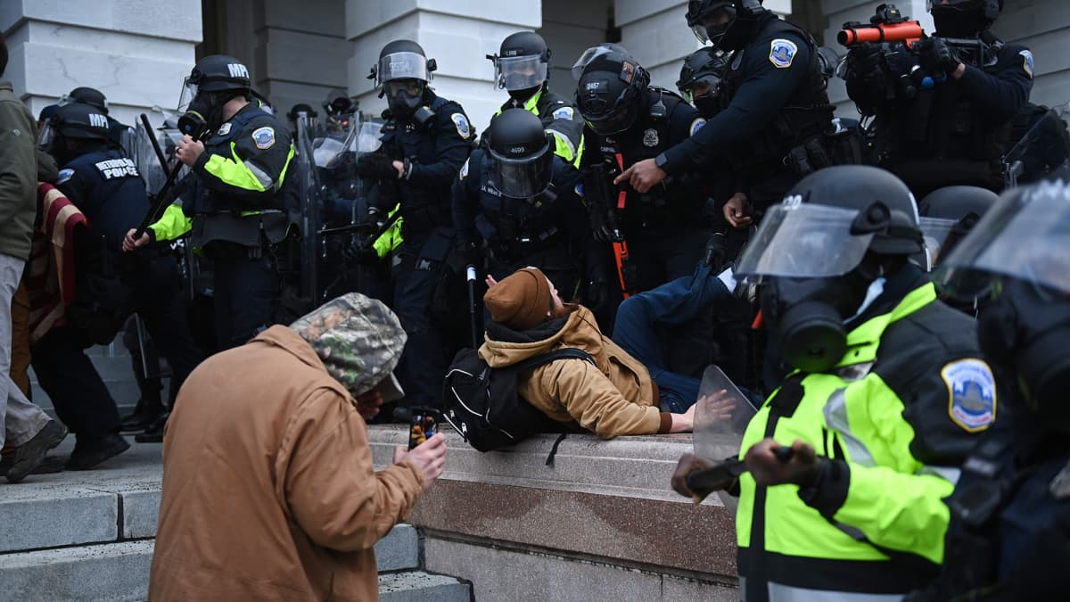 Mielenosoittajat ja poliisi ottivat yhteen Yhdysvaltain kongressitalon portailla Washington DC:ssä.
