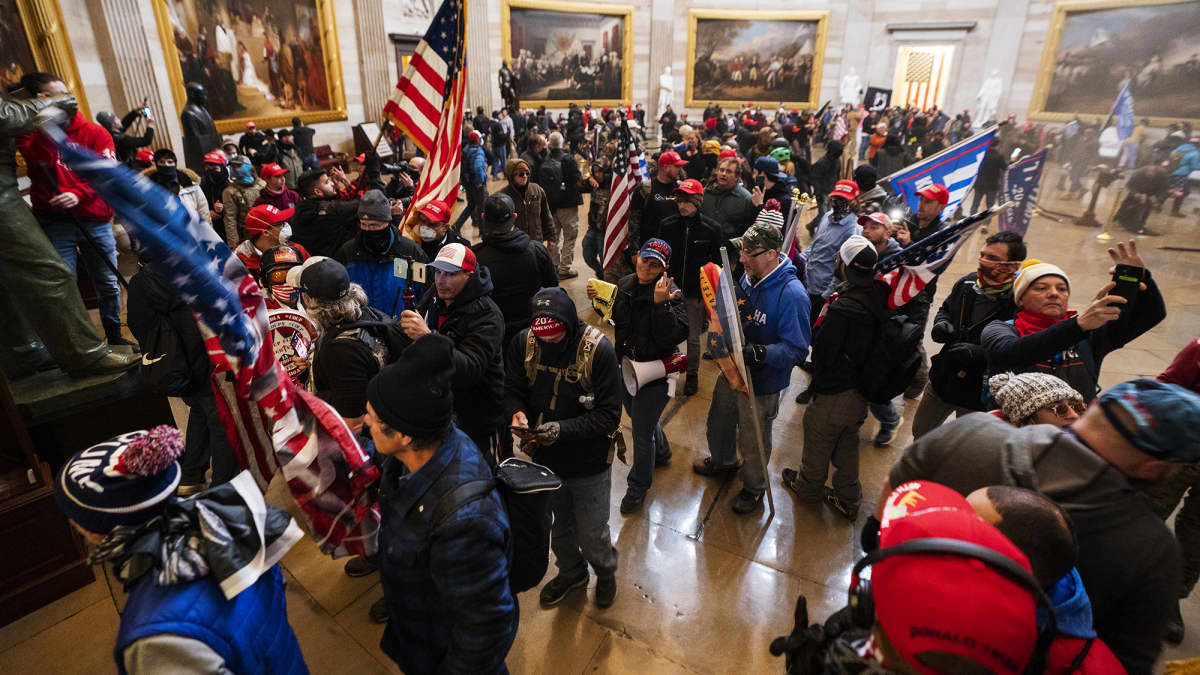 Mielenosoittajat tunkeutuivat sisälle Yhdysvaltain kongressitaloon Washington DC:ssä.