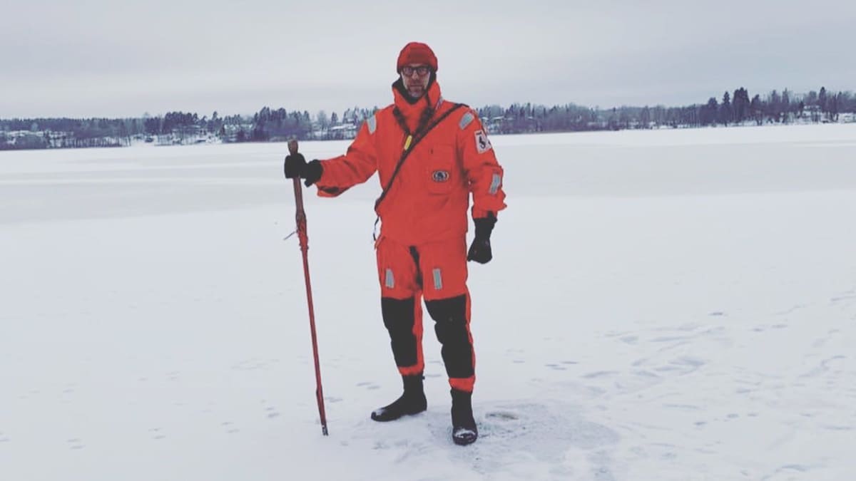 Antti Niemi lähti sunnuntaina talven ensimmäiselle jäänmittausretkelle.