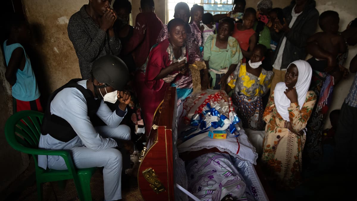 Bobi Wine itkee kannattajansa hautajaisissa Kampalassa keskiviikkona.